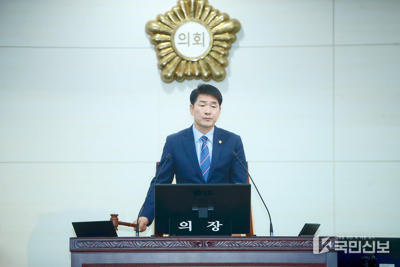 <strong>제234회 임시회 제2차 본회의에서 의사봉 타봉하는 배정수 의장 모습</strong>