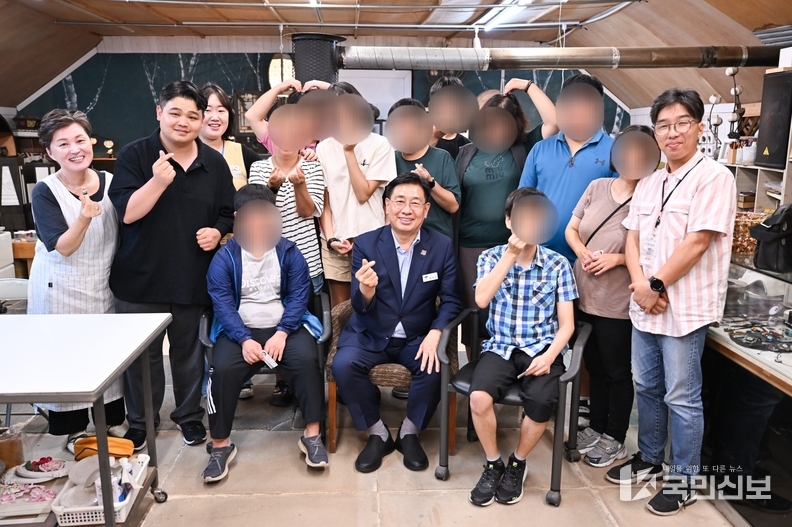 쪽구름농원 치유농장에 방문한 전진선 군수.