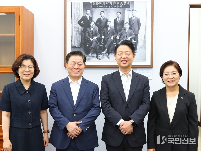 박승원 광명시장이 9일 오전 국회에서 김영호 국회교육위원장과 만나 지자체 평생학습에 대한 정부 지원 확대를 위한 면담을 가졌다.<br>
사진 왼쪽부터 김보라 안성시장, 박승원 광명시장, 김영호 교육위원장, 김미경 은평구청장.
