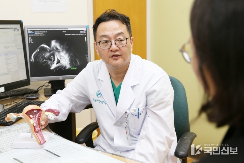 정진훈 서울아산병원 산부인과 교수가 쌍둥이 임신부를 진료하고 있다