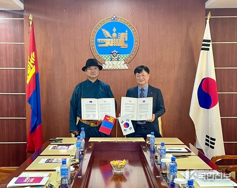 .안산시-몽골 우브르항가이주, 국제 우호 도시 관계 수립 교류의향서 교환(왼쪽부터 이슈도르지 도르즈렌 우부르항가이 주지사, 박근호 안산시 정책보좌관)