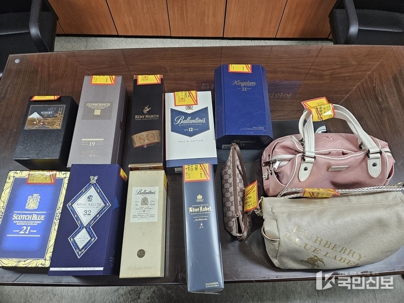 <strong>안양시 기동징수팀이 지난 7월 한 고액체납자에 대한 가택수색을 통해 양주와 명품가방 등 12점을 압류했다.</strong>