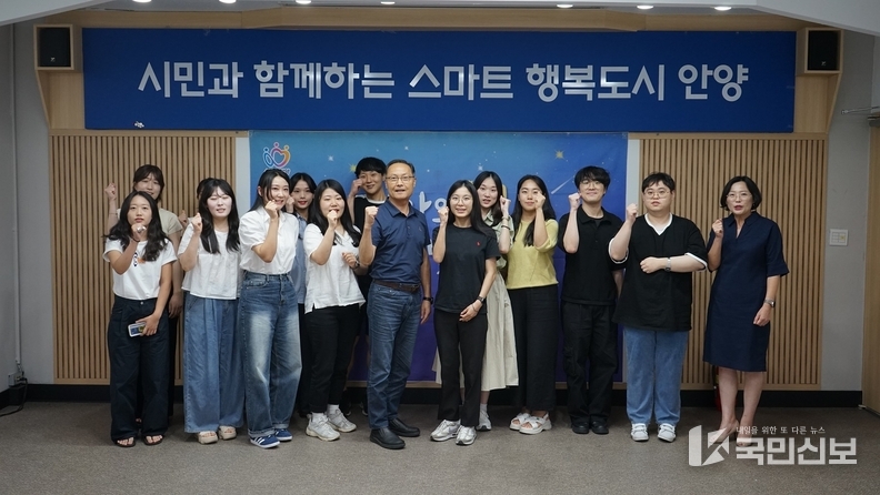 최광현 만안구청장이 시보해제 새내기공무원과 기념사진을 찍고있다