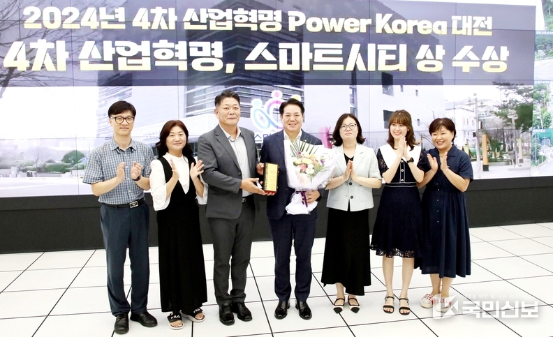 최대호 안양시장과 직원들이 지난 21일 스마트도시통합센터에서 스마트시티 상 수상을 함께 축하하며 기념촬영을 했다