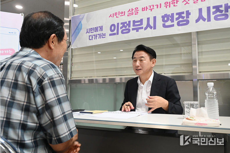 김동근 의정부시장 가능동 주민센타에서 현장시장실 열고 시민들의 이야기 경청하고있다