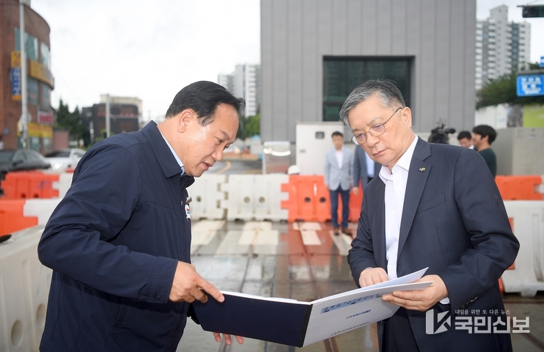 이권재 오산시장이 LH이한준사장과 관내 주요 도로현안을 점검하는 모습