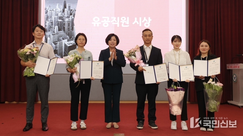 과천시, 2024년 상반기 적극행정 우수공무원에 표창 수여 직원들과 신계용 시장의 기념사진.