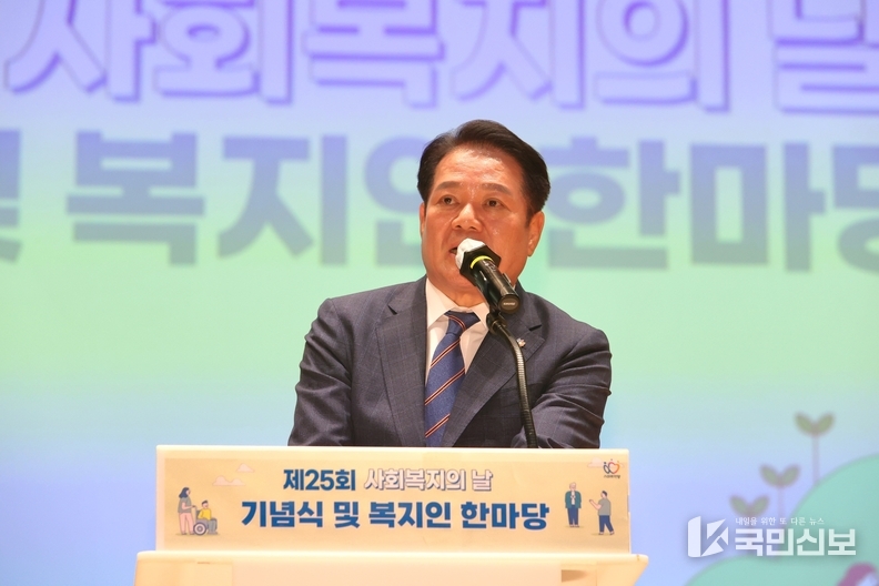 최대호 안양시장이 12일 사회복지의 날 기념식 및 복지인 한마당에서 인사말을 하고 있다