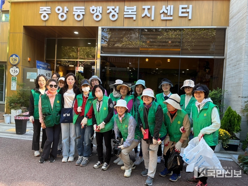 과천시 중앙동 새마을부녀회 제초작업 단체사진.