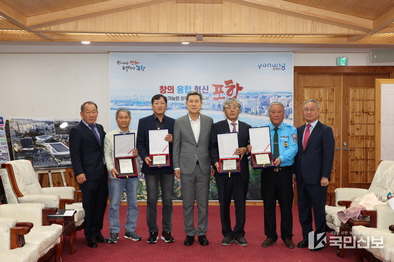 왼쪽부터 송영춘 운전자불자연합회장, 모해동, 차성호, 이강덕 포항시장, 김도엽, 최태문, 권중구 개인택시포항지부장.
