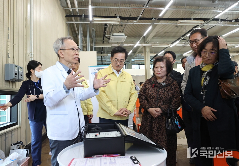 23일 오전 캠프그리브스에서 열린 대남 확성기 소음피해 주민 긴급현장 간담회에서 김동연 경기도지사가 민북 마을 주민들의 애로사항 청취 및 피해지역을 살펴 보고있다.