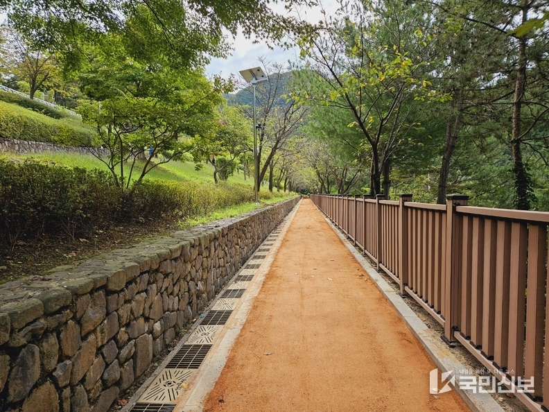 병목원시민공원에 조성한 맨발산책길 사진.