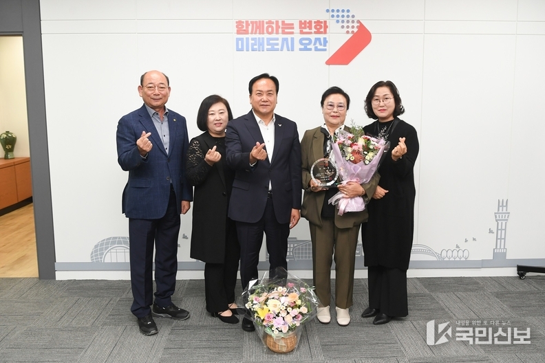 1일 명에시장으로 오산시 새마을부녀회 홍영숙 회장 위촉.