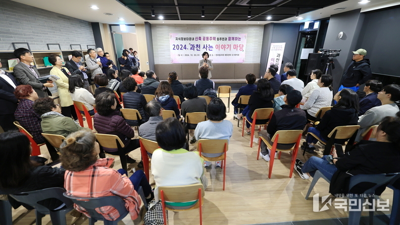 신계용 시장이 주민과 이야기 나누고 있다
