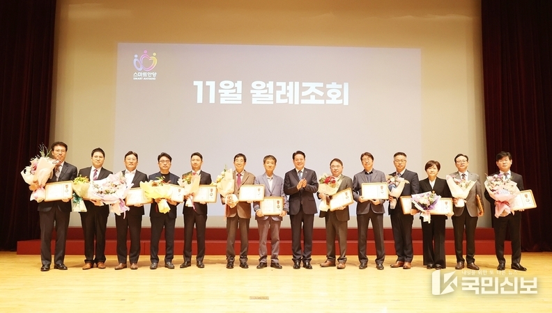 2024년 안양시 우수기업 인증서 수여식 사진.