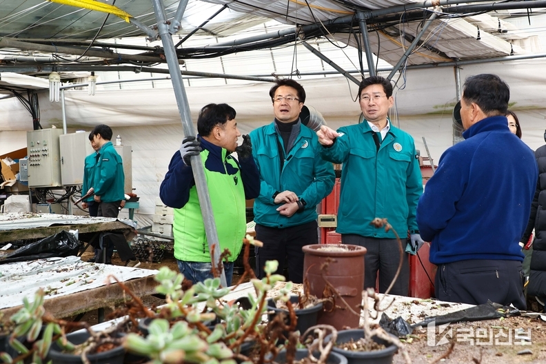 이상일 용인특례시장은 29일 폭설피해를 입은 화훼 농가를 찾아 피해 상황을 살펴보고 복구에 나선 봉사자들을 격려했다.