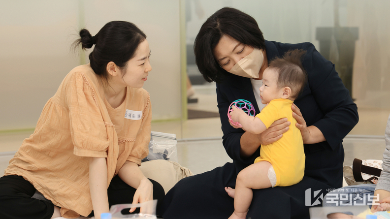 과천시 오감발달교실(오른쪽 신계용 과천시장)