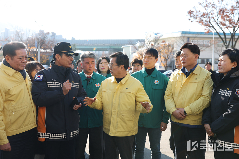 29일 오전 김동연 도지사가 양당 최종현(더민주), 김정호(국힘) 대표와 지역 도의원 등과 함께 안양농수산물도매시장에 방문해 폭설 피해현장 확인 및 점검, 현황청취를 했다.