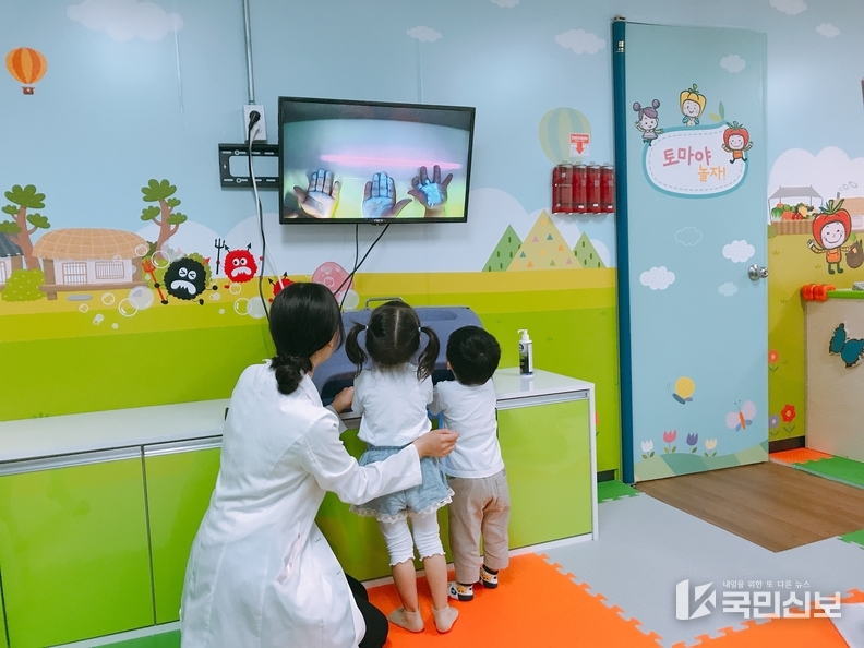 . 용인시 어린이 사회복지 급식관리지원센터 내 체험관에서 손씻기 교육을 받고 있는 어린이들 모습..