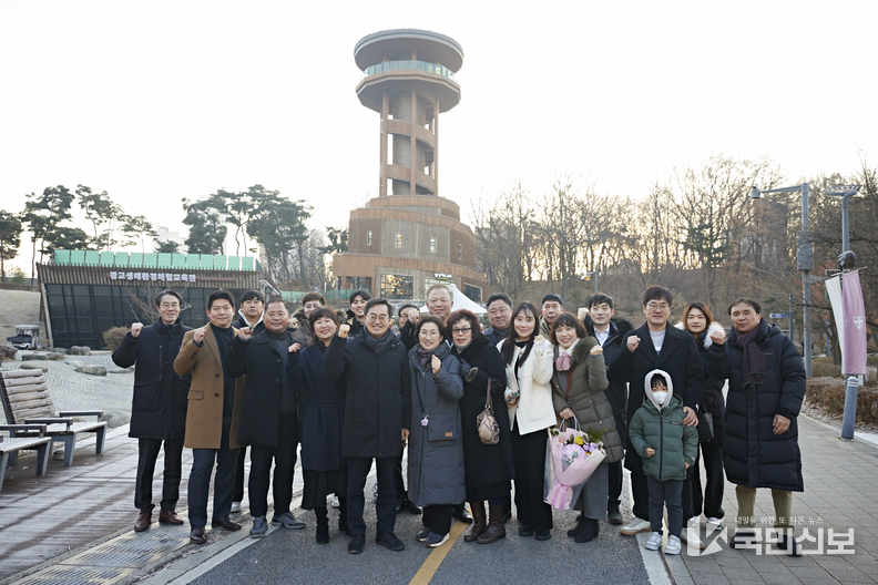 2일 오전 광교호수공원에서 김동연 도지사와 2024년 분야별 의인 등 20여명과 함께 2025년 새해 다짐 해돋이 행사를 하고 있다.