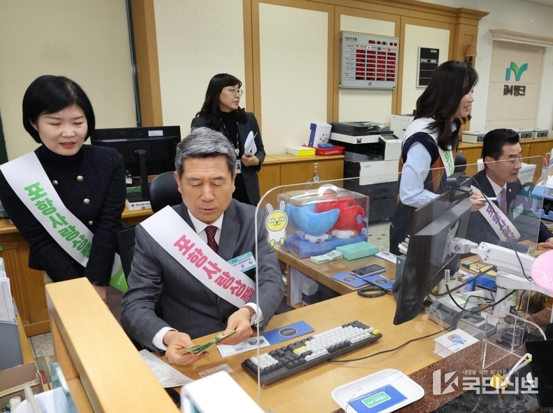 14일 포항사랑상품권 일일판매에 나선 이강덕 포항시장.