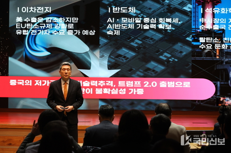  이강덕 포항시장이 지난 1월 신년 기자간담회에서 포항시의 이차전지 산업 추진 방향을 설명하고 있다.