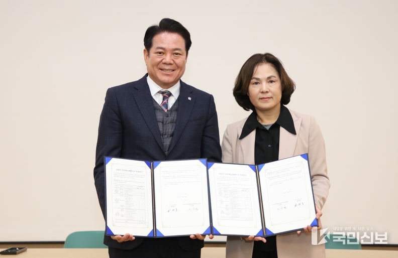 <strong>최대호 안양시장(왼쪽)과 이승희 안양과천교육지원청교육장(오른쪽)이 5일 안양미래교육협력지구 부속 합의를 체결했다.</strong>