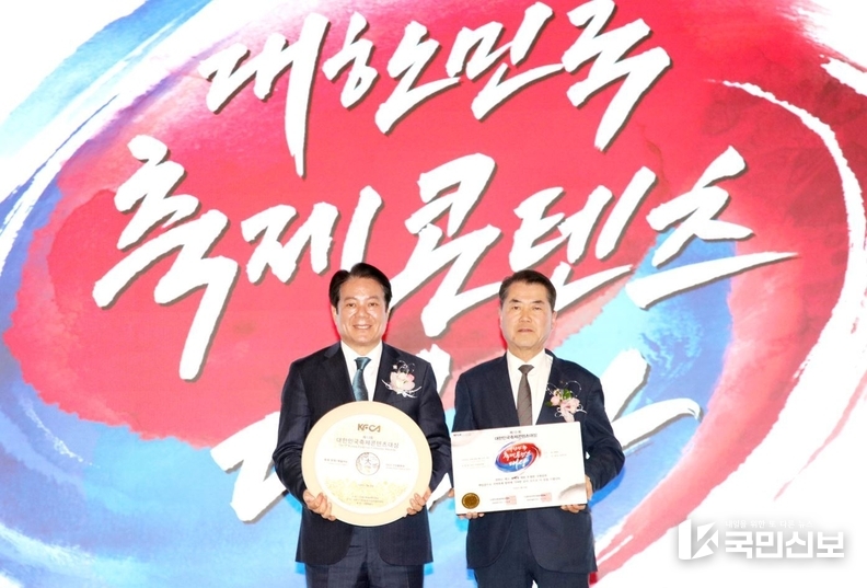 <strong>안양춤축제가 5년 연속으로 축제문화예술 부문 대한민국축제콘텐츠대상에 선정됐다 (왼쪽 최대호 안양시장).</strong>