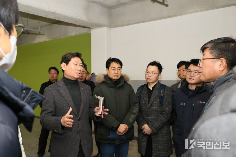 <strong>이상일 용인특례시장이 경남아너스빌 디센트 건설 현장에서 누수가 지적된 지하 주차장을 둘러보고 있다.</strong>