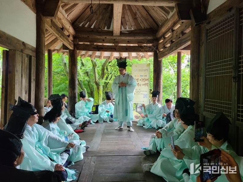 <strong>보성군, 봄꽃이 피는 계절 보성에서 문화를 꽃 피우다!_‘고택·종갓집 활용 사업’에 참가한 참가자들이 유생복을 입고 선비의 삶을 체험하고 있다(2024년)</strong>
