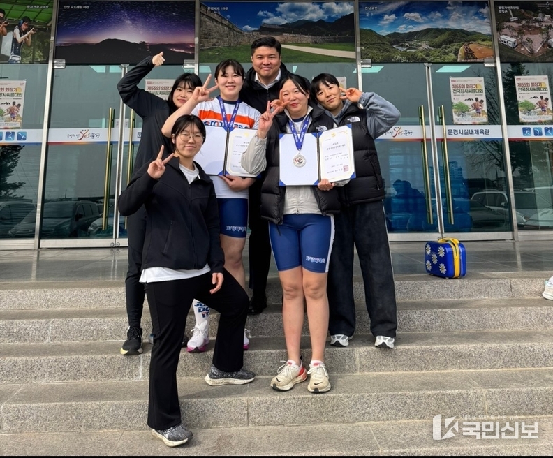  화성특례시청 씨름부 여자부(가운데 무궁화급 1위 김아현 선수, 이주형 코치, 무궁화급 2위 이화연 선수 순).