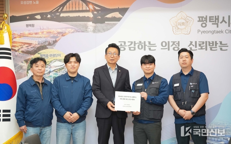  유니투스 평택공장 관계자와 강정구 평택시의회 의장 접견 단체.
