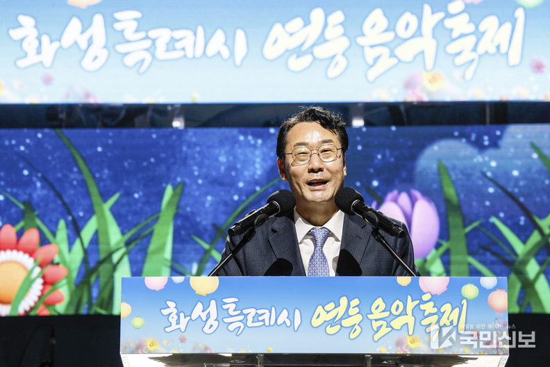 정명근 화성특례시장이 연등음악축제에서 축사를 말하고 있다.
