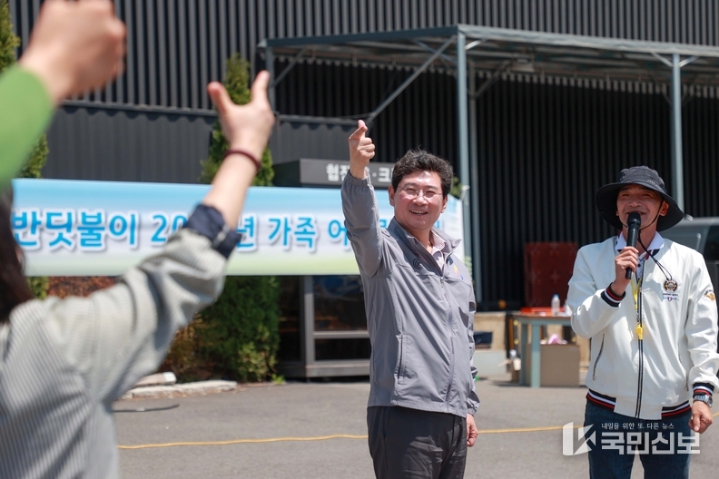 이상일 용인특례시장은 26일 처인구 고림동 사단법인 반딧불이 주차장에서 열린 ‘22주년 반딧불이 가족 어울림 축제’를 찾아 축제에 참여한 장애인, 봉사자, 관계자를 격려하고 응원했다..