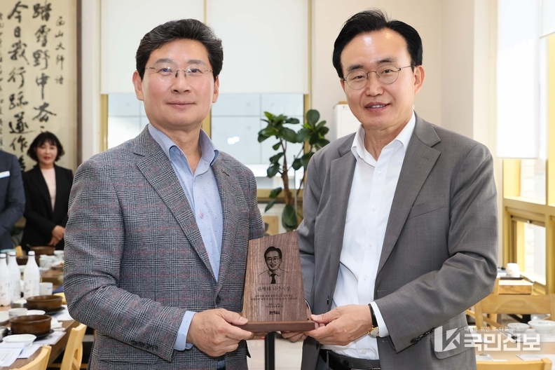25일 이상일 용인특례시장(왼쪽)이 윤병태 나주시장에게 목재 기념패를 전달하고 있다.