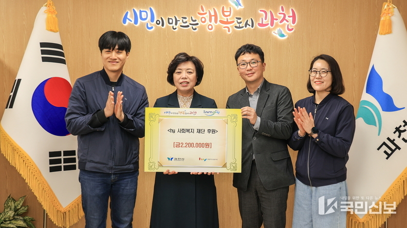 왼쪽부터 안용균 hy 과천점 점장, 신계용 과천시장, 이승훈 지원팀 팀장, 권정임 강남영업소장.