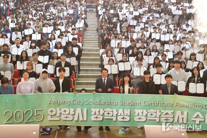 <strong>안양시 인재육성재단 2025 상반기 장학생 장학증서 기념촬영(단체) </strong>