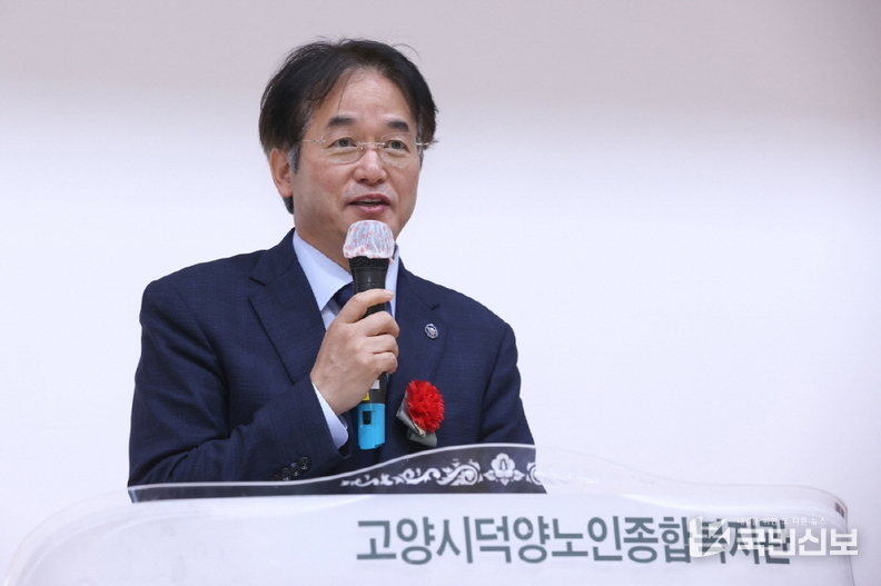 제53회 어버이날 기념식 및 기로연 행사’에서 축사 중인 이동환 고양특례시장.