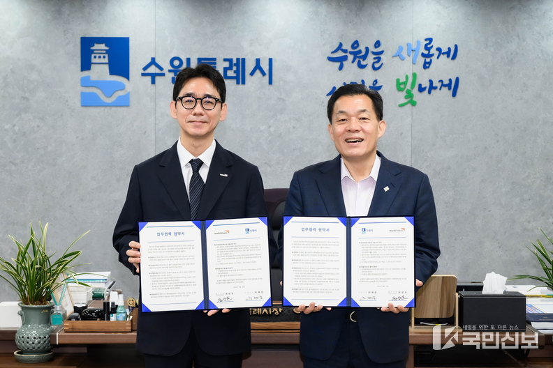 이재준 수원시장(오른쪽)과 최성호 월드비전 경기남부사업본부장이 협약 후 함께하고 있다.