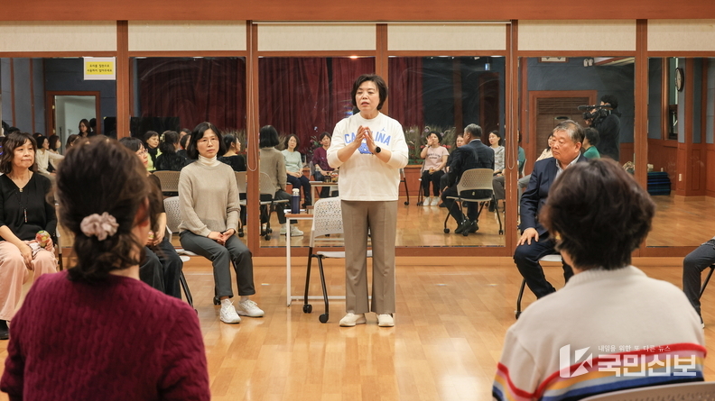 신계용 과천시장이 2025년 3월 열린 '찾아가는 시장실' 행사를 통해 주민들과 소통하고 있다.