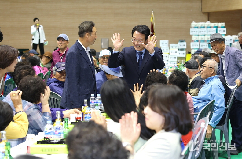 어르신들이 다솜 사랑의 효도잔치를 즐기고 있다.