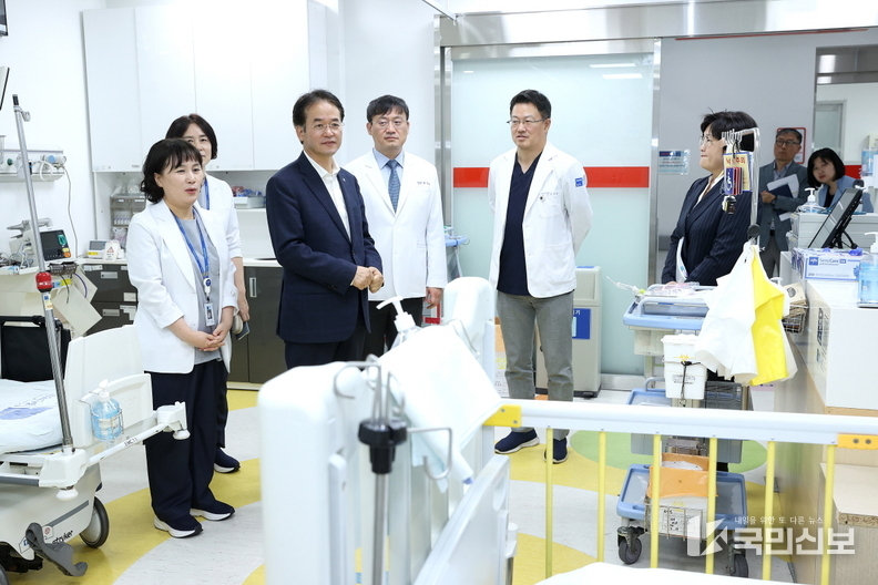 이동환 고양특례시장이 일산병원을 방문해 병원 관계자의 설명을 듣고 있다.