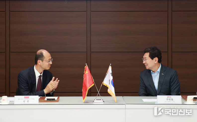 22일 이상일 용인특례시장이 시청을 방문한 중국 장쑤성 양저우시 대표단과 가진 간담회에서 천쥔 양저우시 부시장과 환담을 나누고 있다.