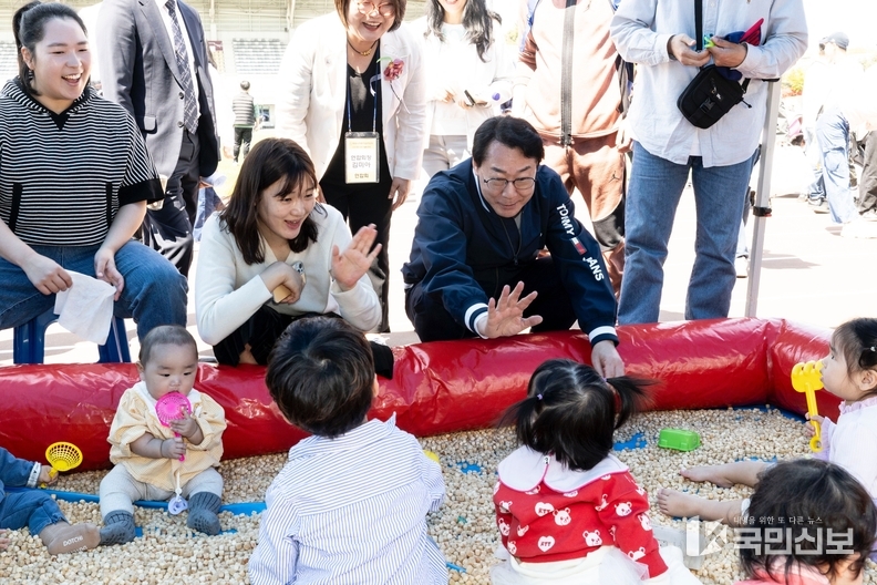 정명근 화성특례시장이 영유아들에게 인사를 건네고 있다.