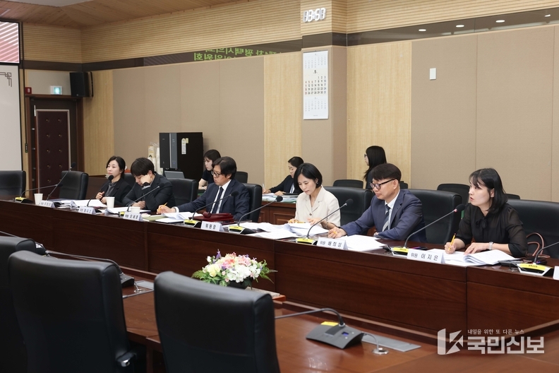의원 정책연구 활동 심의하는 심의위원들.
