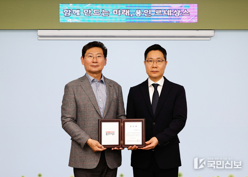 이상일 용인특례시장(왼쪽)은 28일 지역 탄소중립에 공헌한 현대백화점그룹에 감사패를 수여하고 그룹을 대표해 참석한 안병혁 상무(오른쪽)와 기념촬영 했다.