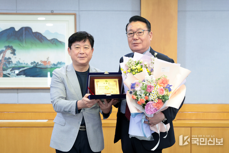 이봉관 위원장 감사패 수여.