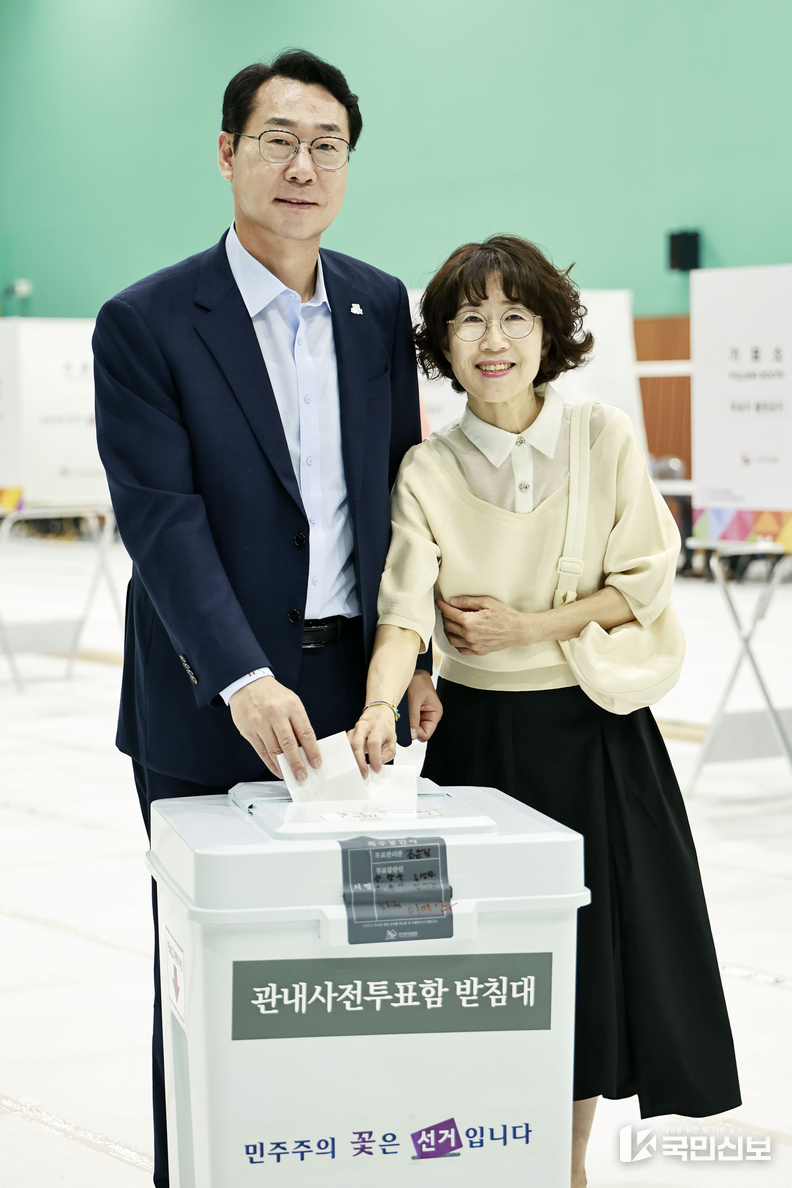  정명근 화성특례시장이 29일 부인 이선희 여사와 함께 봉담읍사전투표소에서 사전투표를 하고 있다
