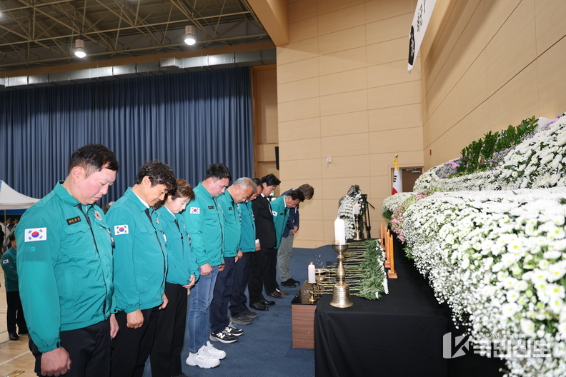 포항시의회, 해군해상초계기 순직자 합동분향소 조문.