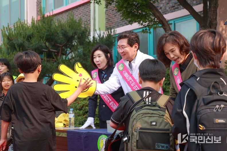 이상일 용인특례시장은 30일 서룡초 교통안전 캠페인에 동참해 교통안전 물품을 나눠주며 학생들과 소통했다.